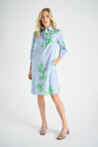 Robe bleu ciel à fleurs vertes
