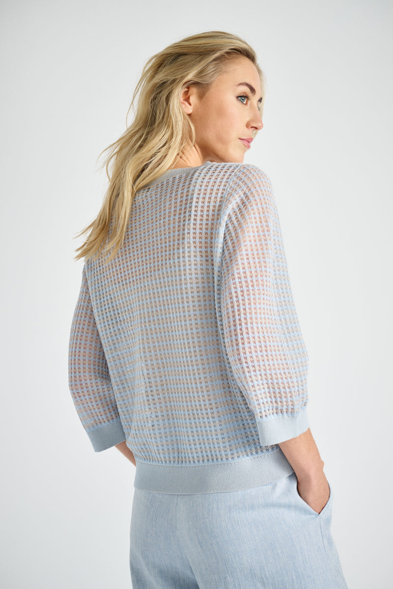 Pull en crochet beige-bleu avec fleurs brodées