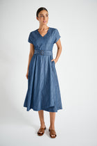 Robe brodée en denim ceinturée 