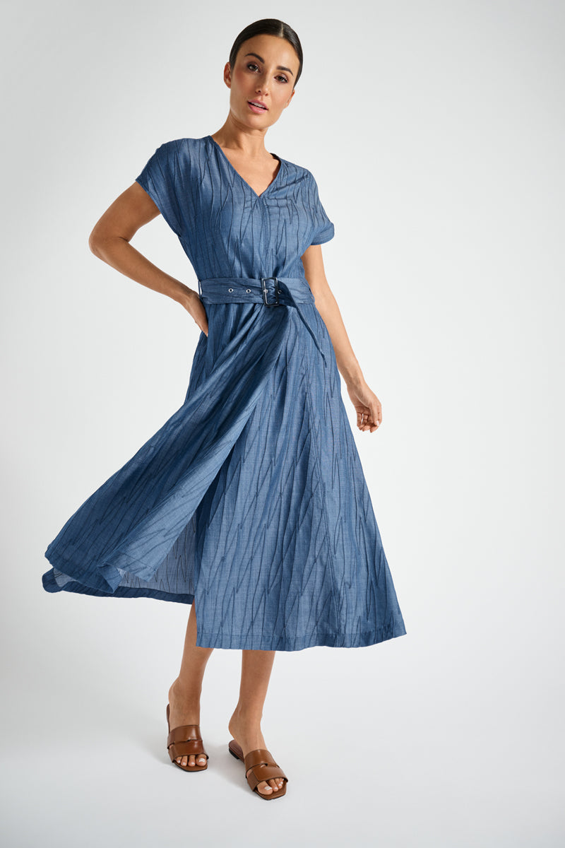Robe brodée en denim ceinturée 