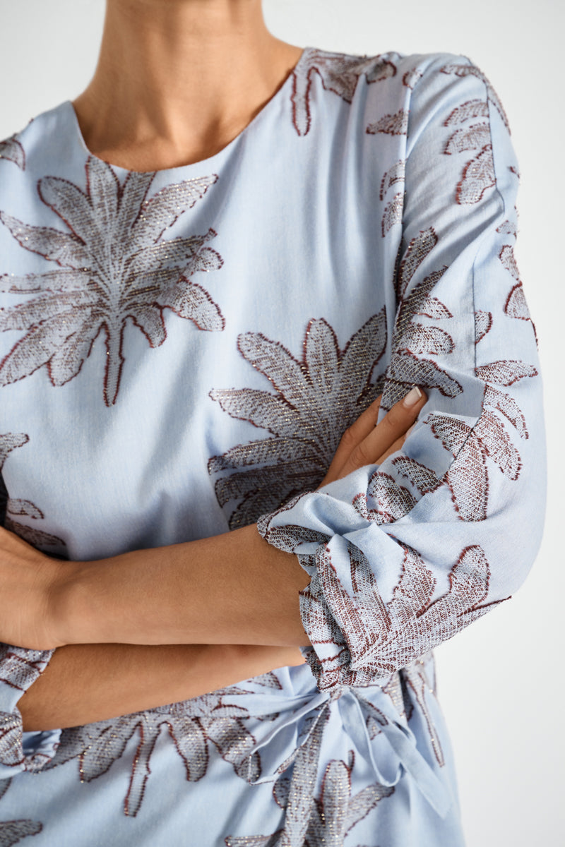 Robe bleu ciel imprimée ceinturée