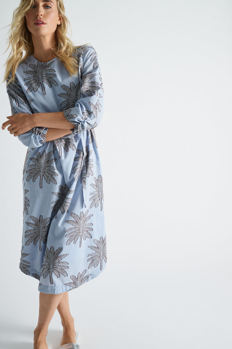 Robe bleu ciel imprimée ceinturée