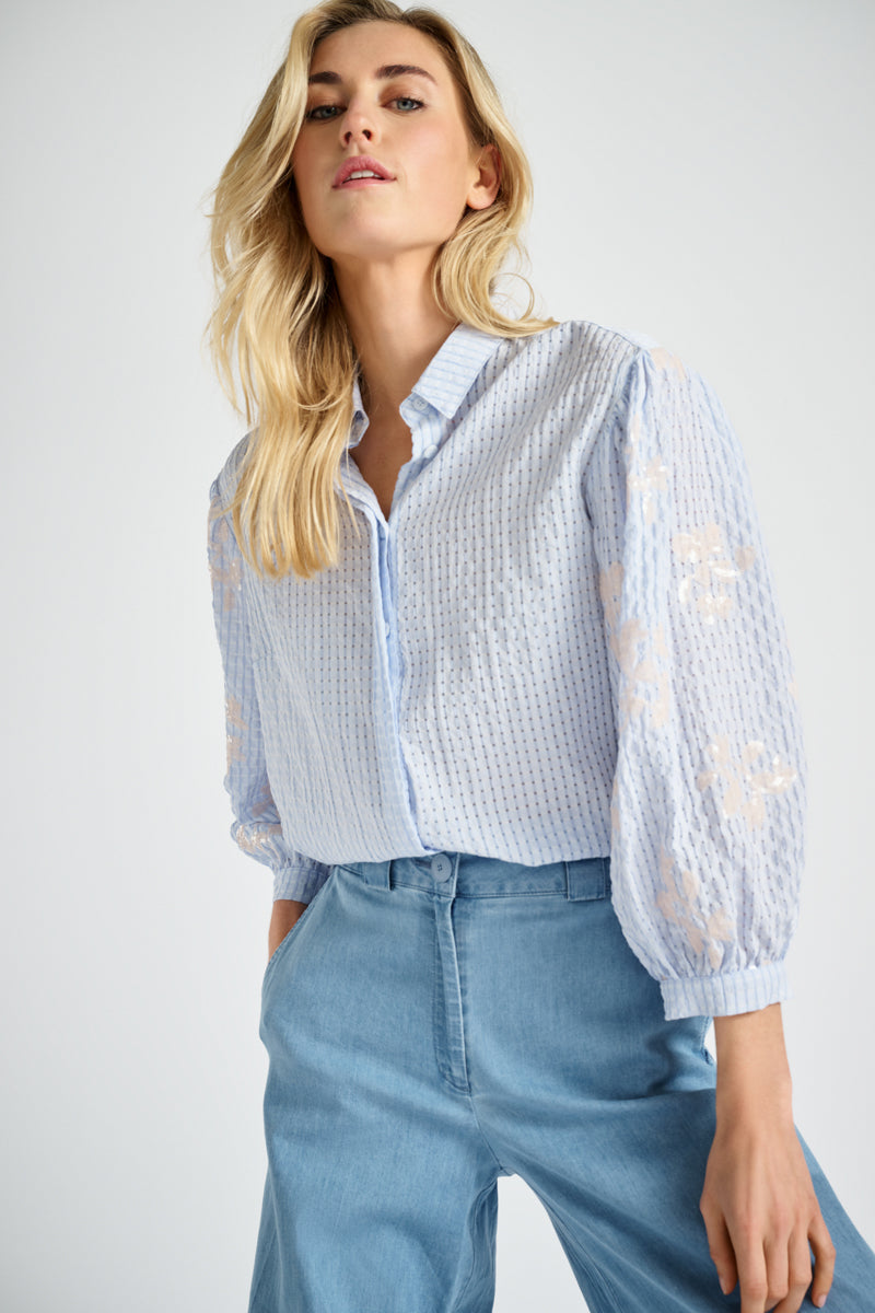 Chemise seersucker rayée avec paillettes sur la manche