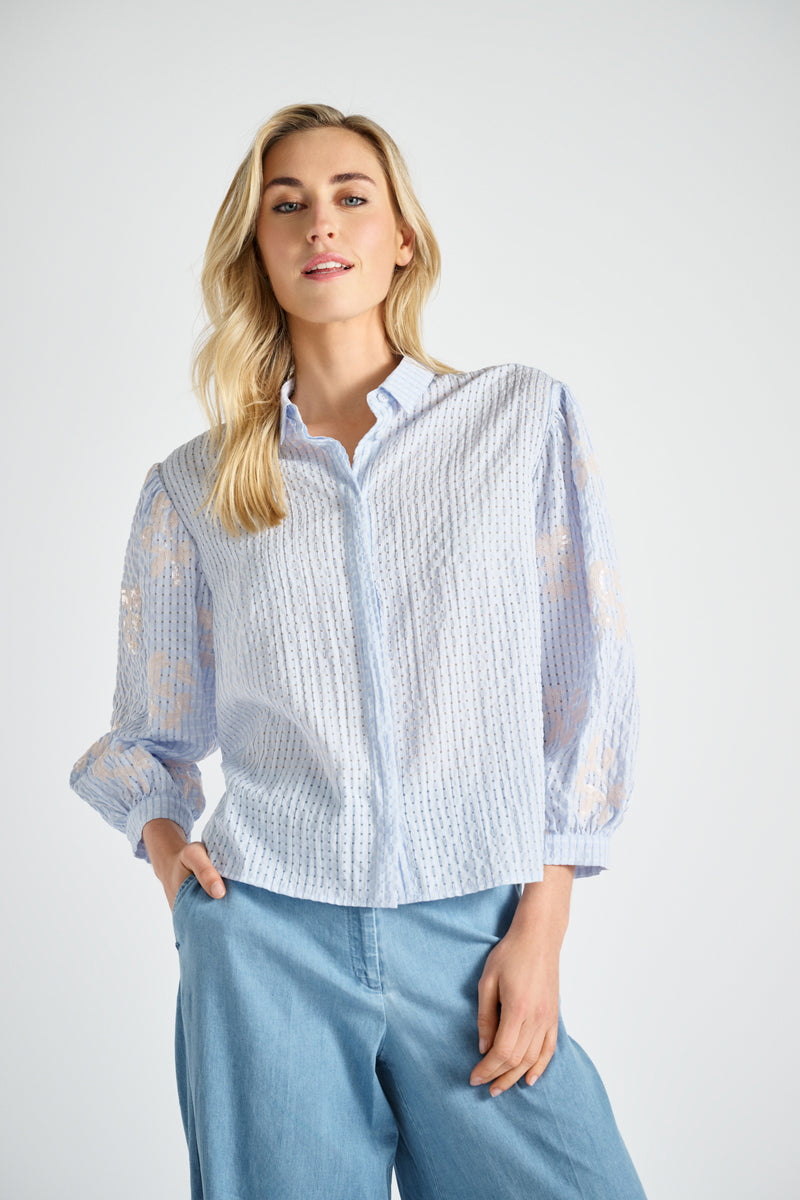 Chemise seersucker rayée avec paillettes sur la manche