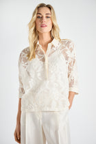 Witte polo-bloes met transparante bloemen
