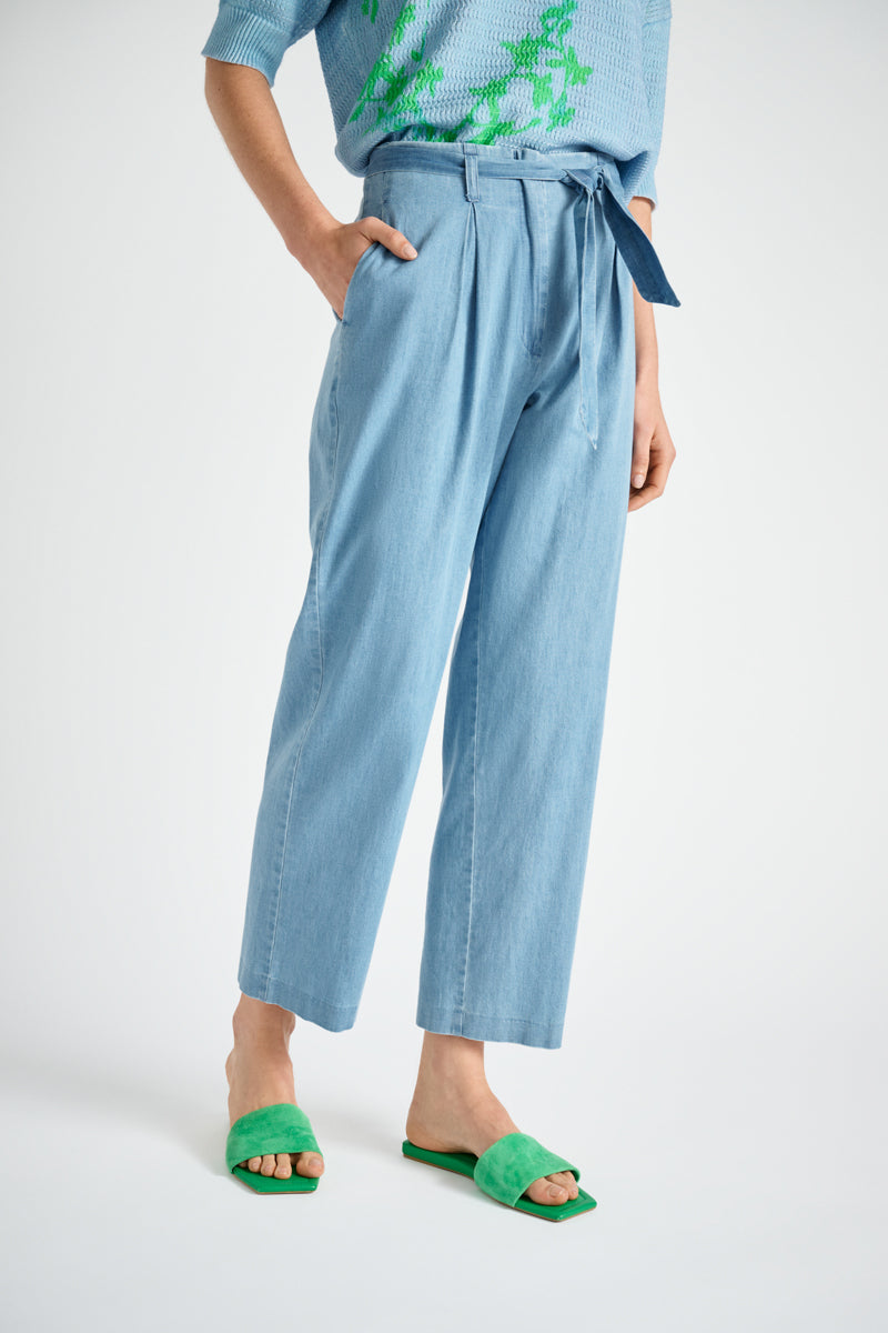 Broek in jeanslook met bandplooi en riem