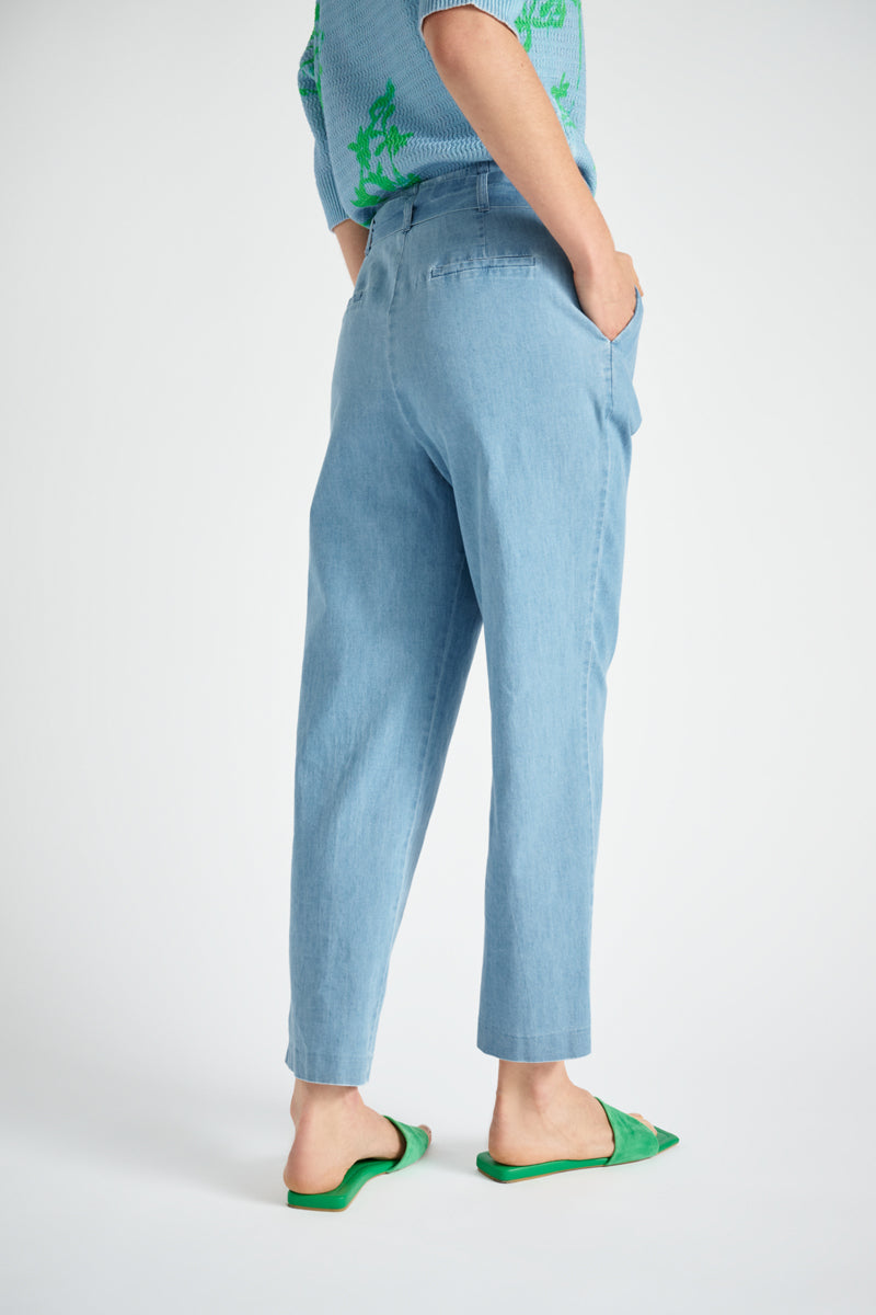Broek in jeanslook met bandplooi en riem