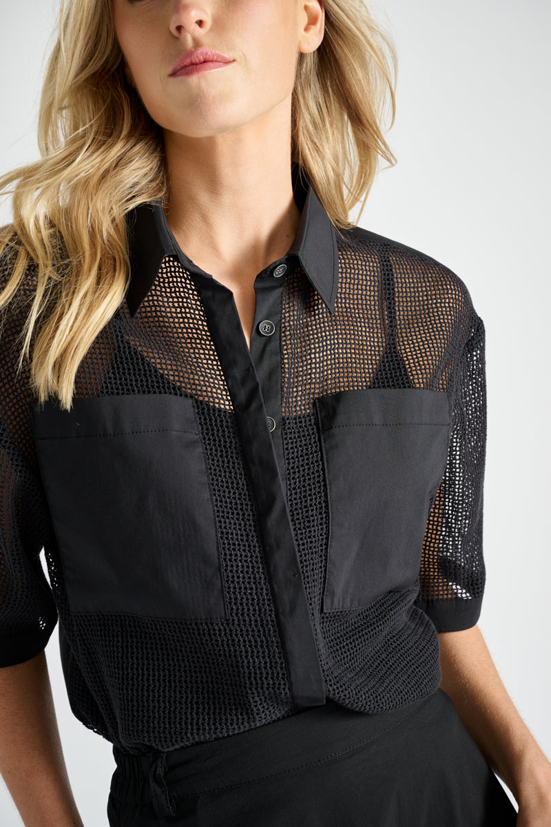 Straight and short mesh shirt with breast pockets