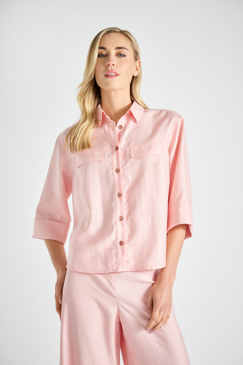 Straight and short pink shirt with breast pockets