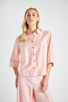 Straight and short pink shirt with breast pockets