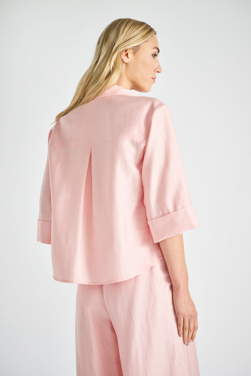 Straight and short pink shirt with breast pockets