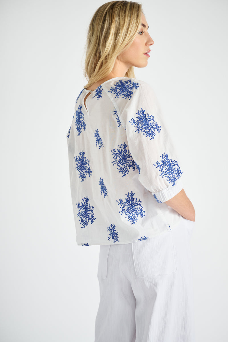 Witte bloes met geborduurde blauwe bloemen