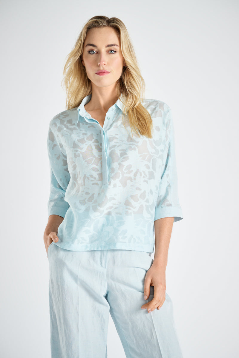 Chemisier-polo bleu clair à fleurs transparentes