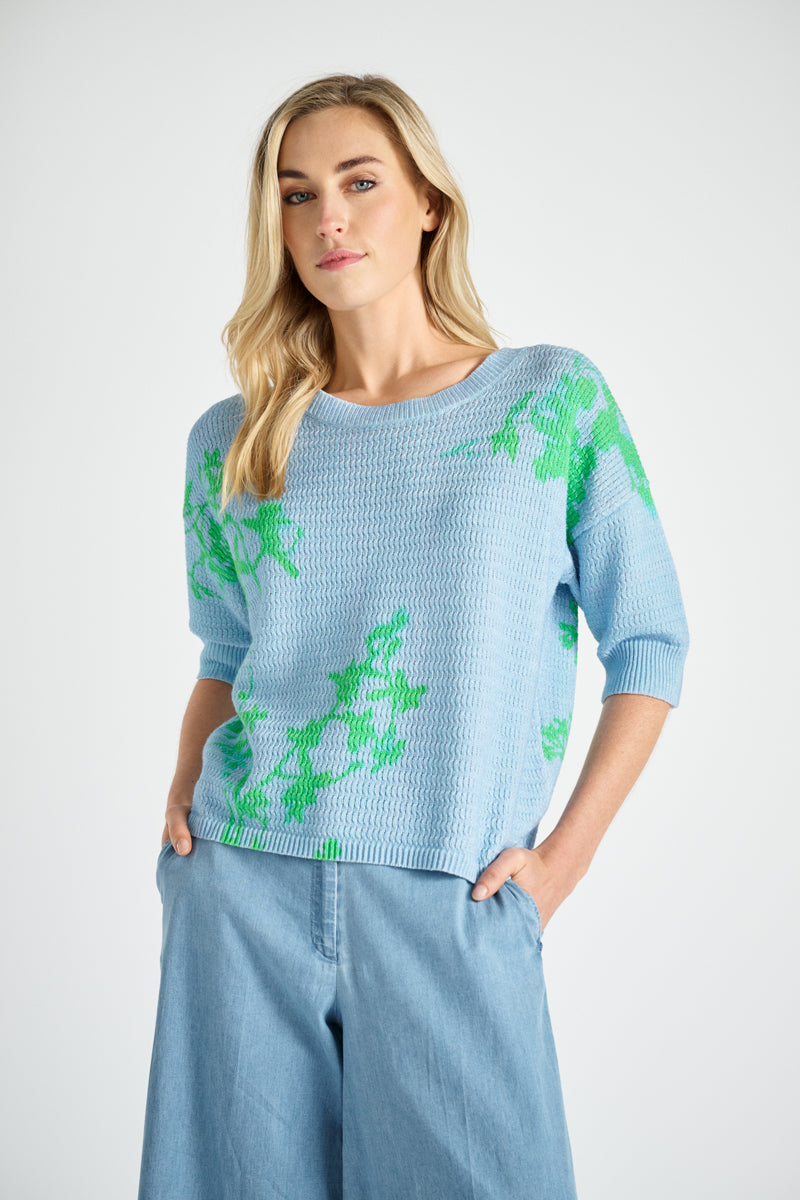 Pull bleu avec imprimé vert