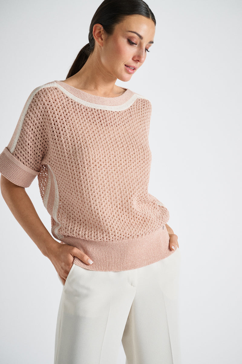 Pull en crochet rose avec lignes de couleur