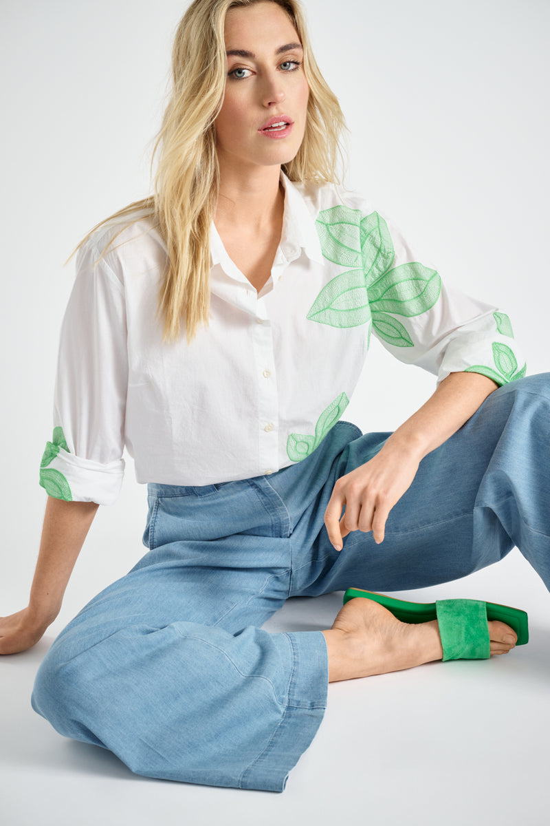 Chemisier blanc avec fleur verte