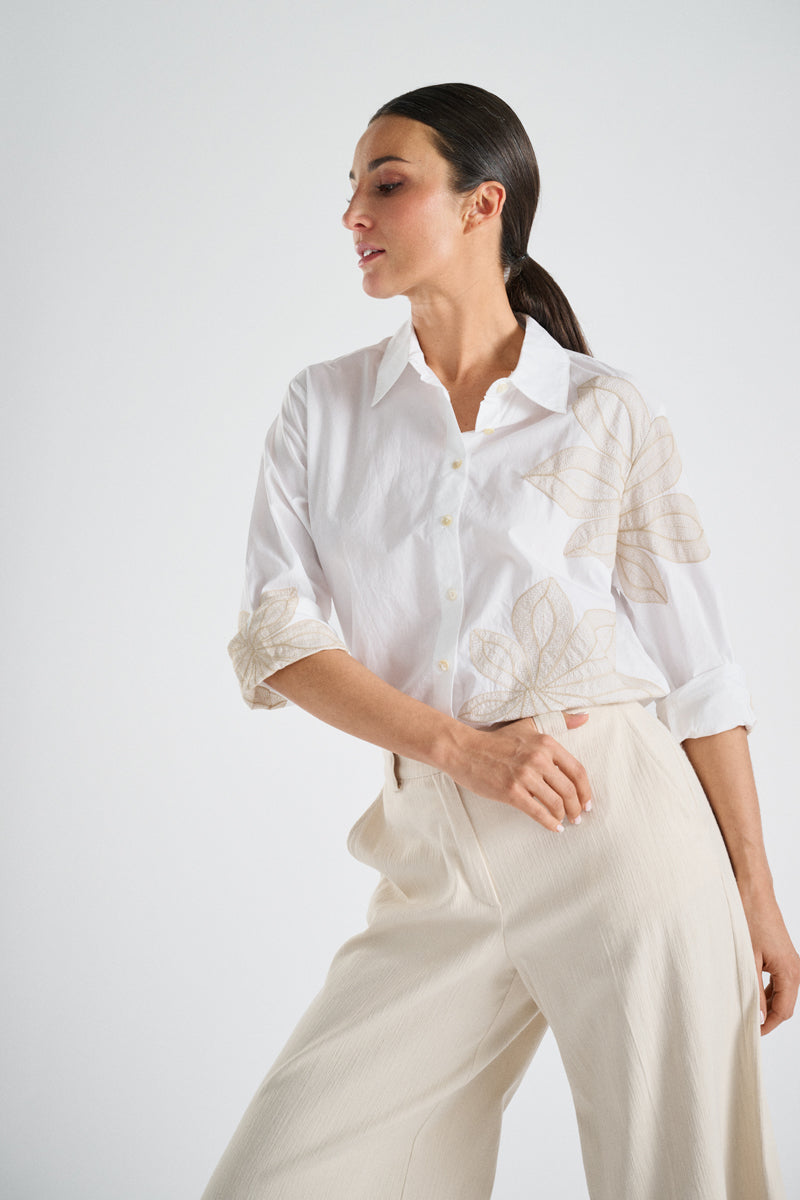 Blouse blanche à fleur beiges