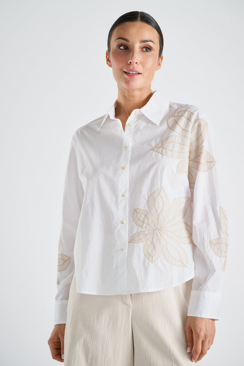 Blouse blanche à fleur beiges