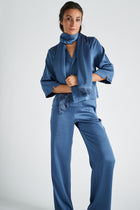 Blouse courte bleue aspect satiné