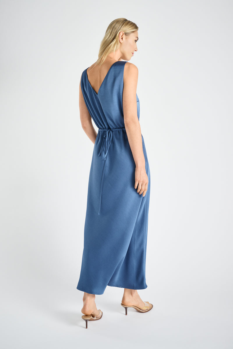 Élégante robe longue satinée