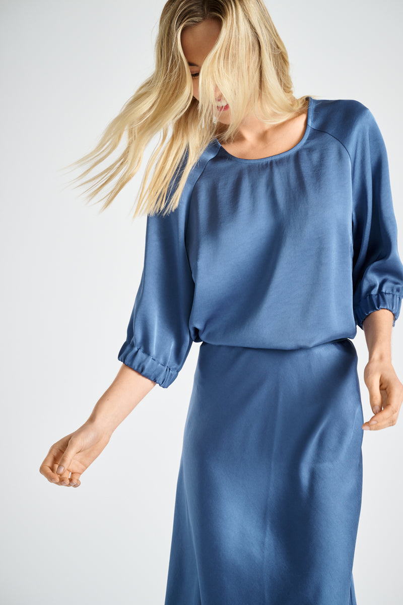 Blouse bleue aspect satiné