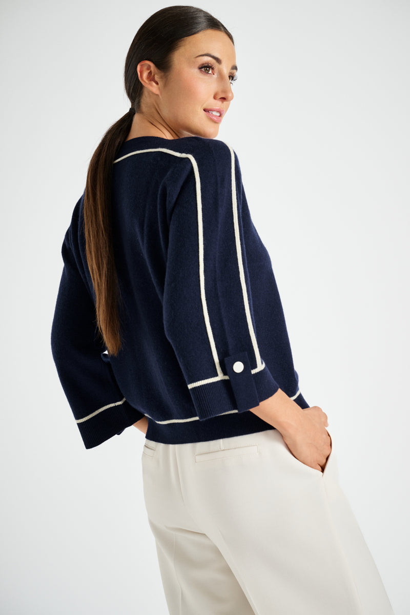 Pull bleu marine avec liséré écru