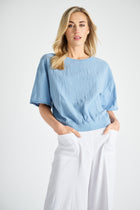 T-shirt bleu en coton froissé