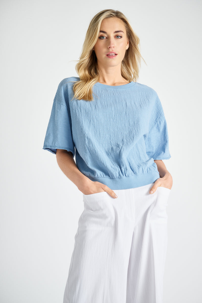 Blue t-shirt in wrinkled cotton