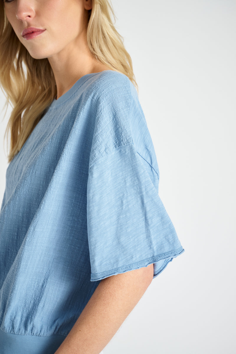 Blue t-shirt in wrinkled cotton
