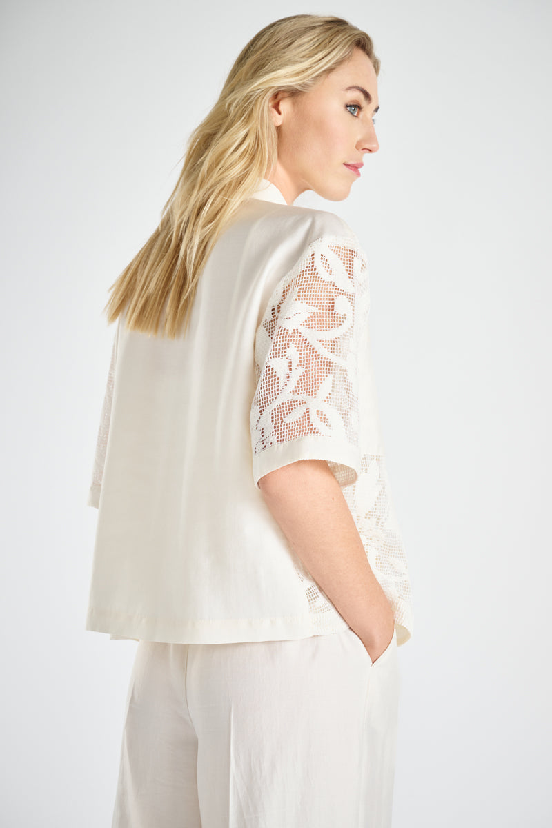 Straight and short lace shirt with breast pockets