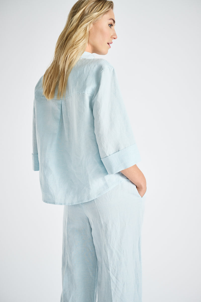 Straight and short turquoise shirt with breast pockets