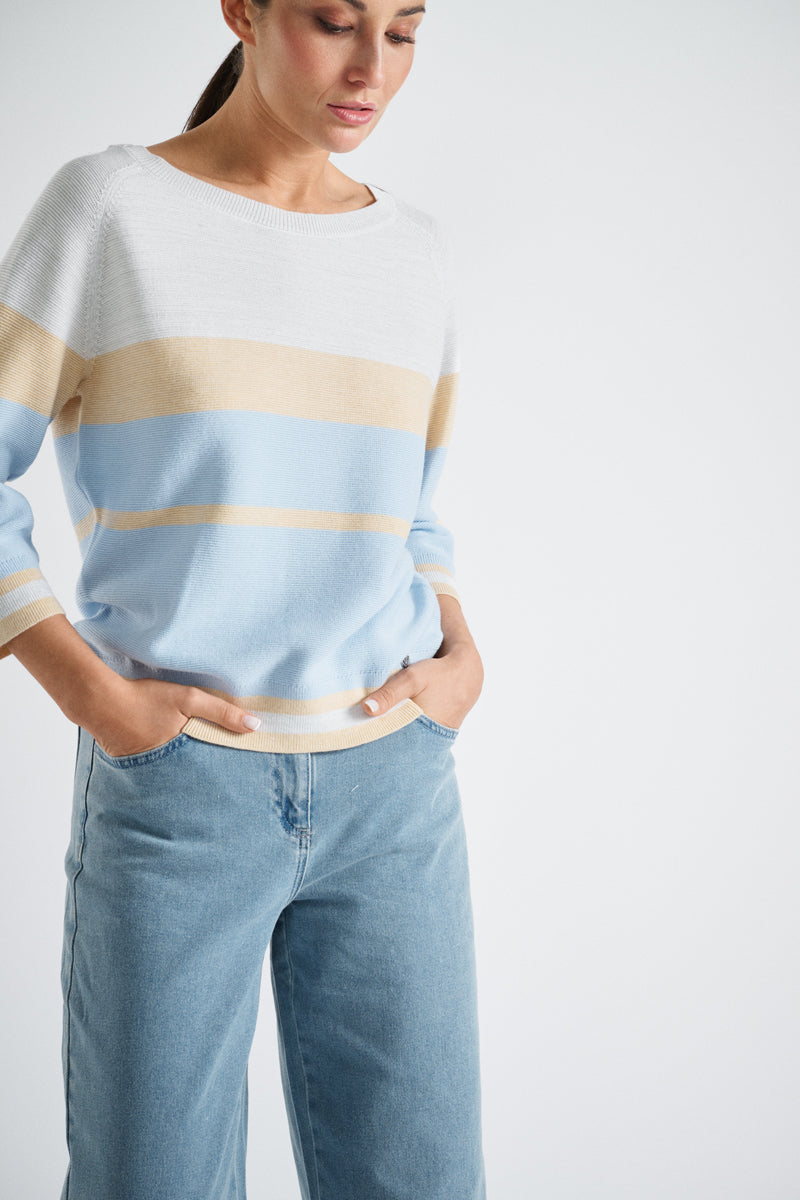 Pull with stripes in white, light blue and sand colour