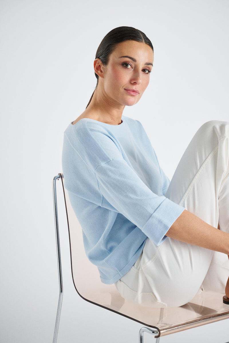 Lichtblauwe pull met boothals