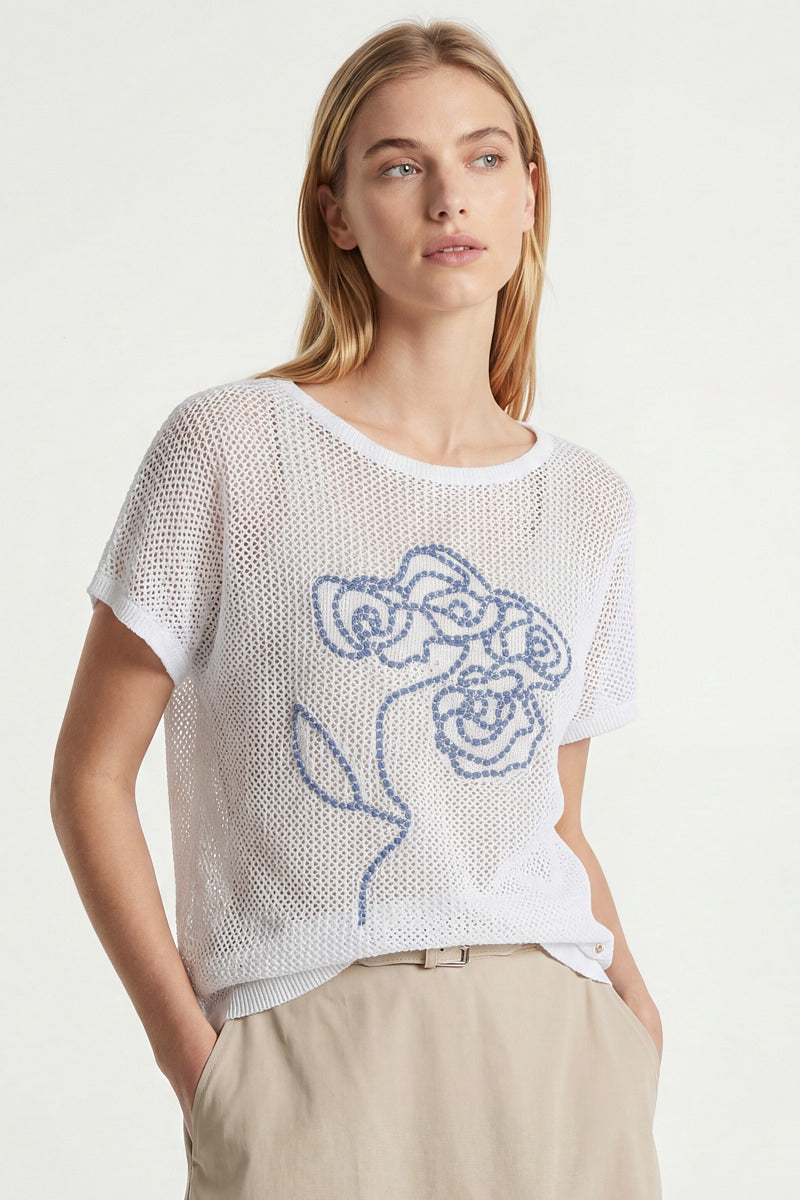 Crochet trui in wit met korte mouw en geborduurde bloem