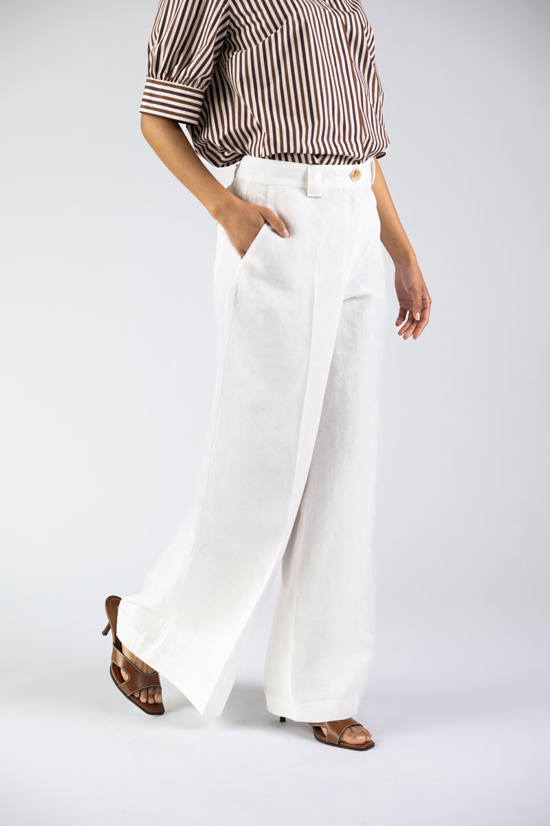 Wide and long white pleated pants 