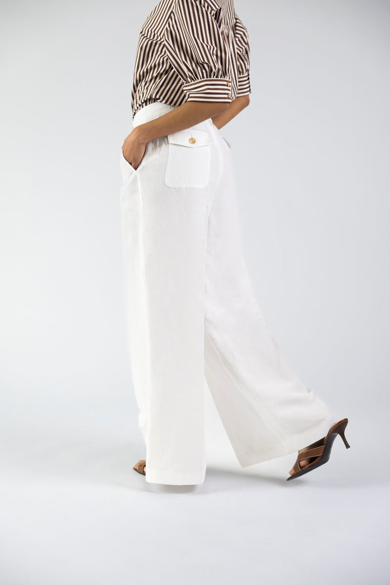 Wide and long white pleated pants 