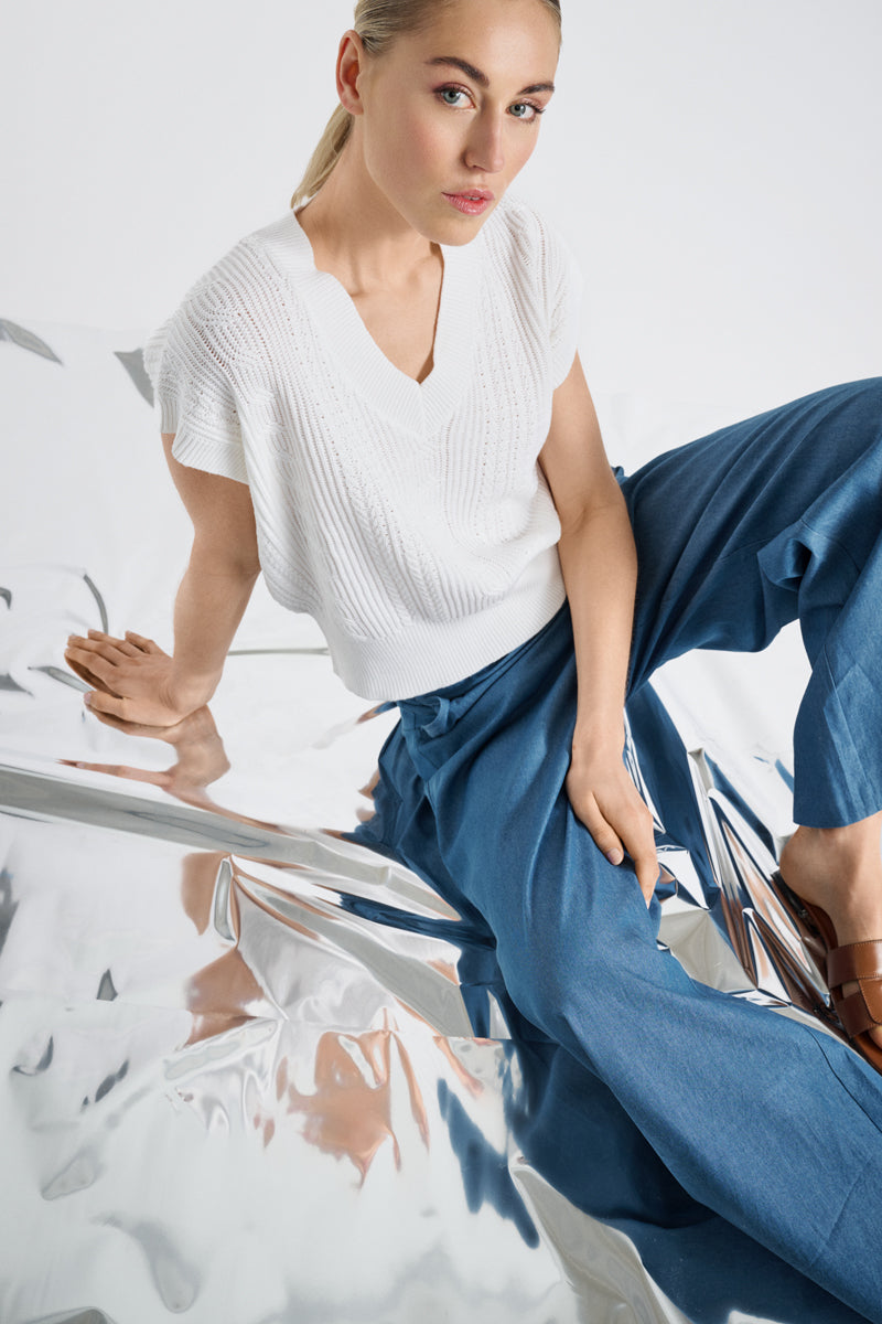 White V-neck sweater short sleeve