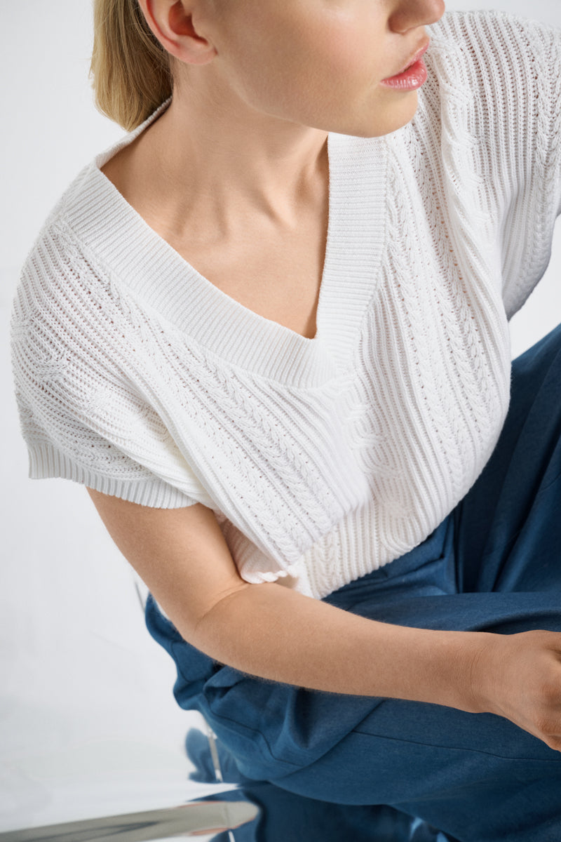 White V-neck sweater short sleeve