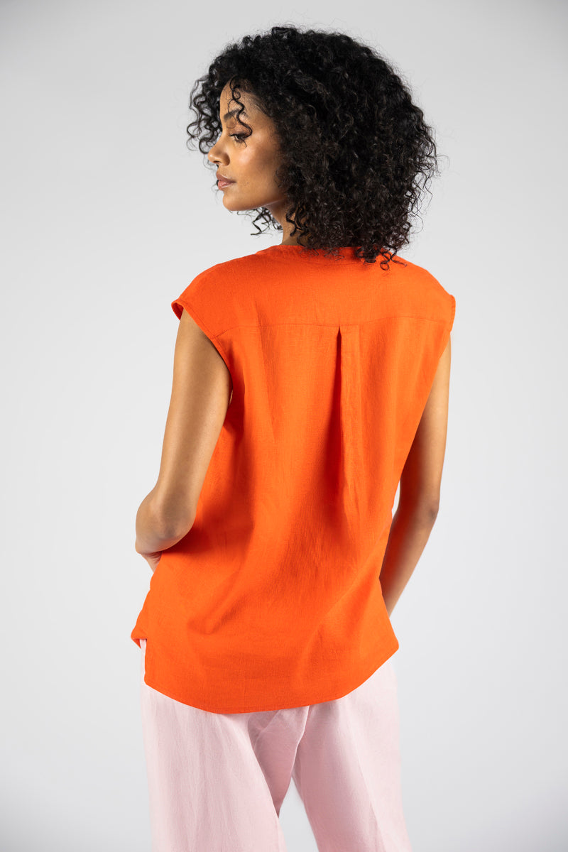 Sleeveless plain shirt-top 