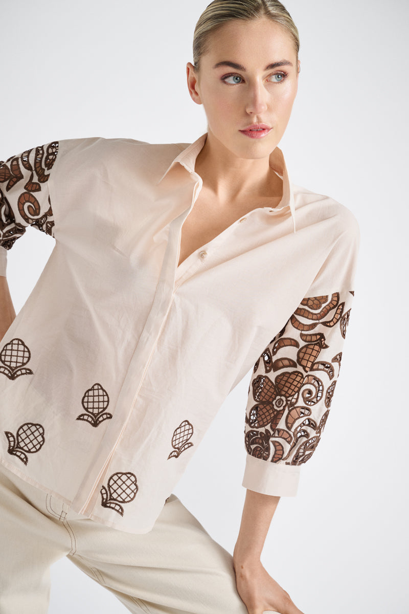 Short and wide blouse with tropical print
