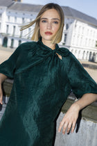 Robe vert foncé longueur genou avec col lavallière et manches courtes