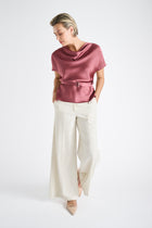 Short and wide cream pants with pleat