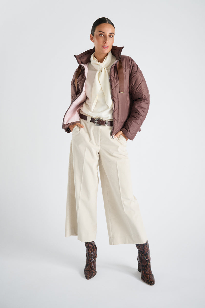 Short and wide beige culotte-pants with pleat