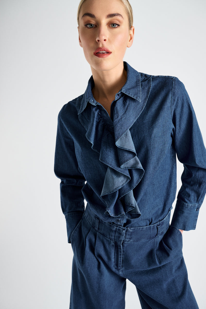 Denim bloes met hemdskraag en ruches