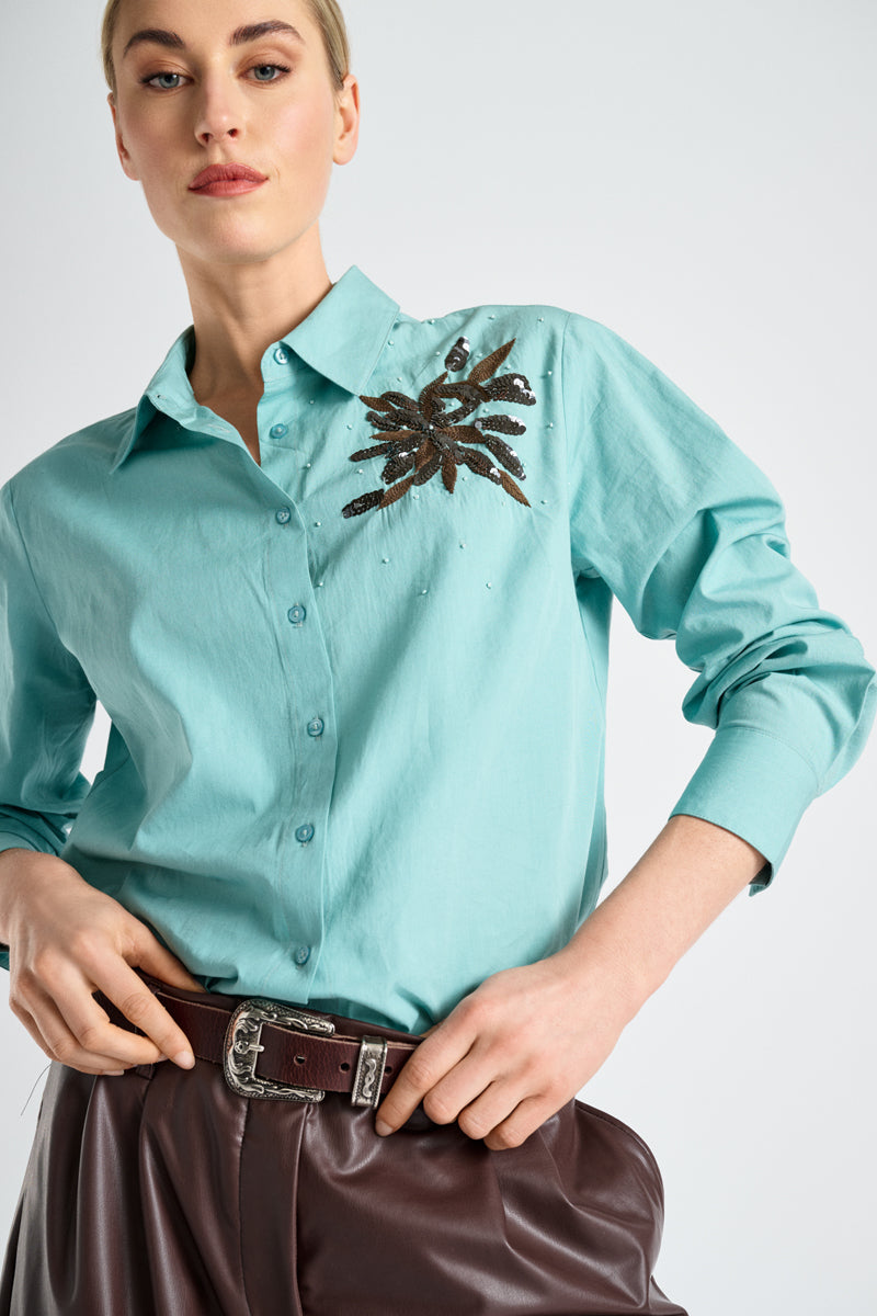 Turquoise bloes met paillettenbloem