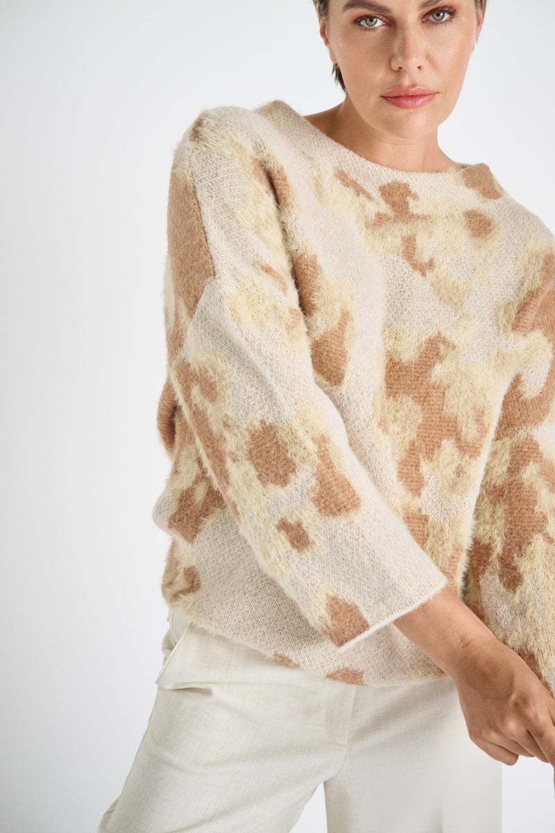 Mohair jacquard trui camel met opstaande kraag