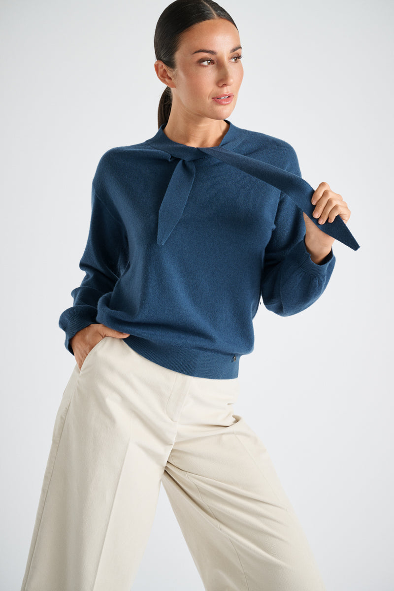 Fine blue cashmere-wool sweater with bow collar
