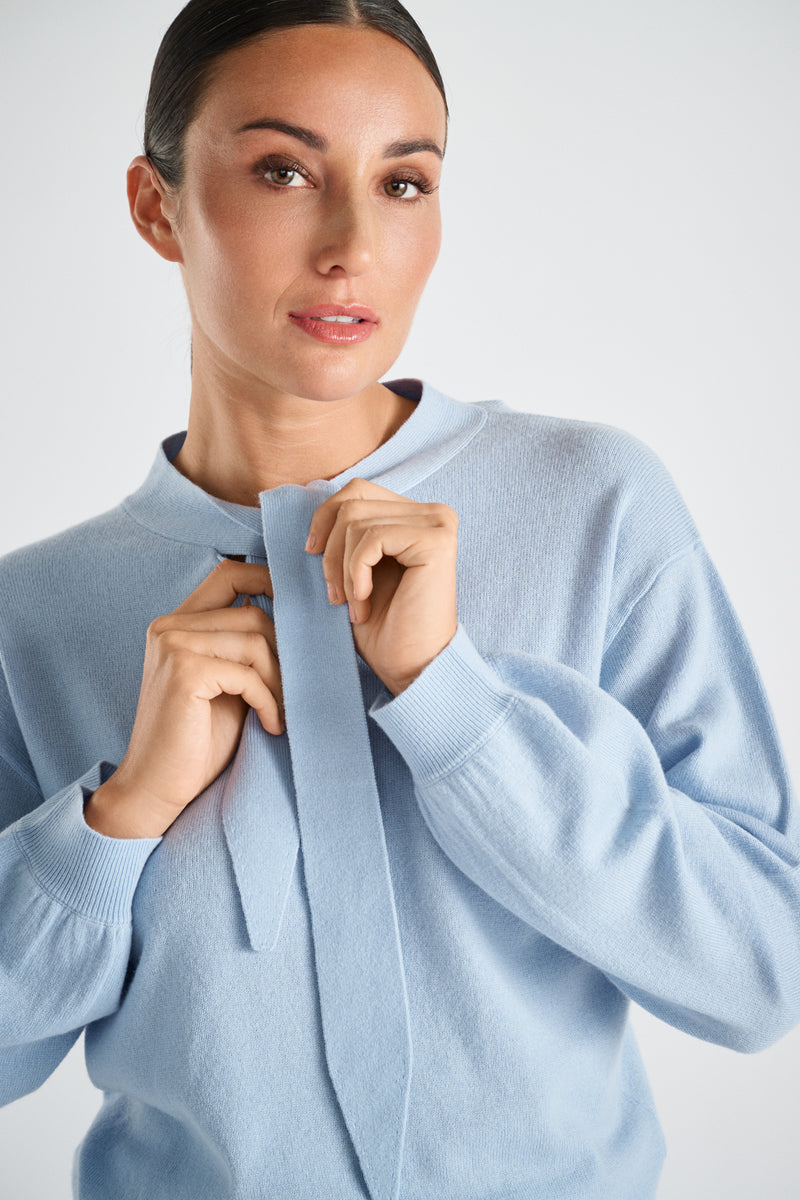 Pull bleu ciel fin en cachemire-laine avec col cravate