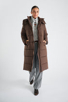 Longue parka marron matelassée avec cape