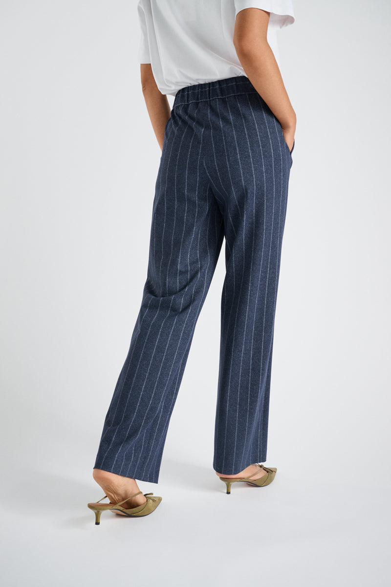Pantalon étroit évasé à fine rayure blanche 